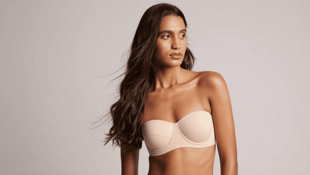 Femme avec soutien-gorge adhésif avis