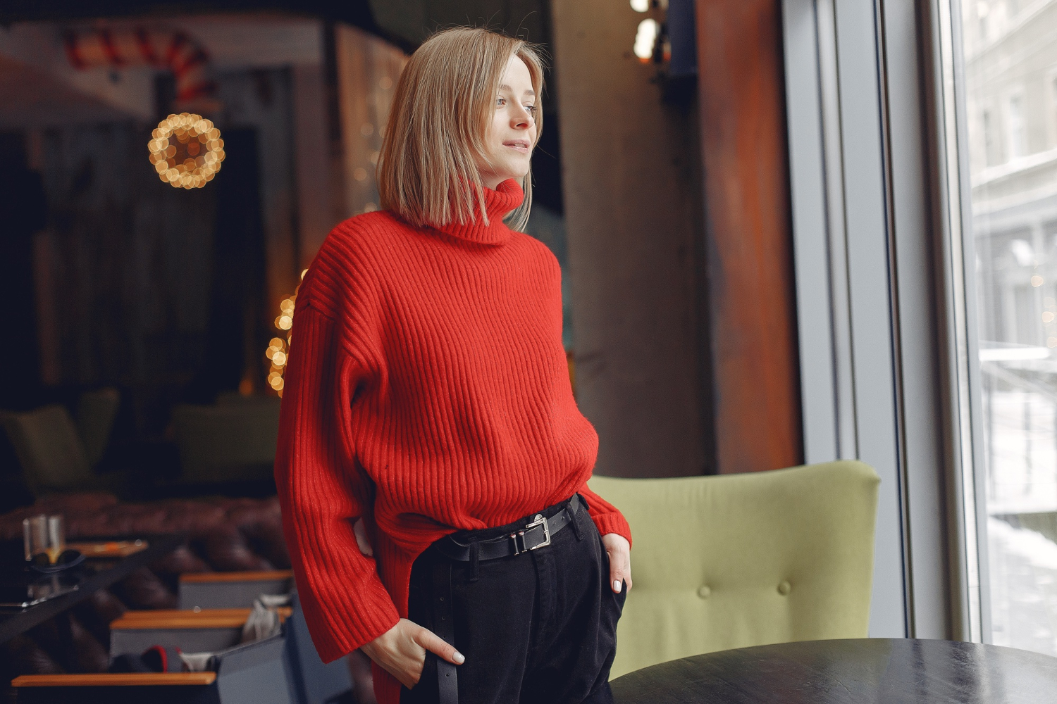 Femme dans un pull rouge. Dame dans un restaurant.